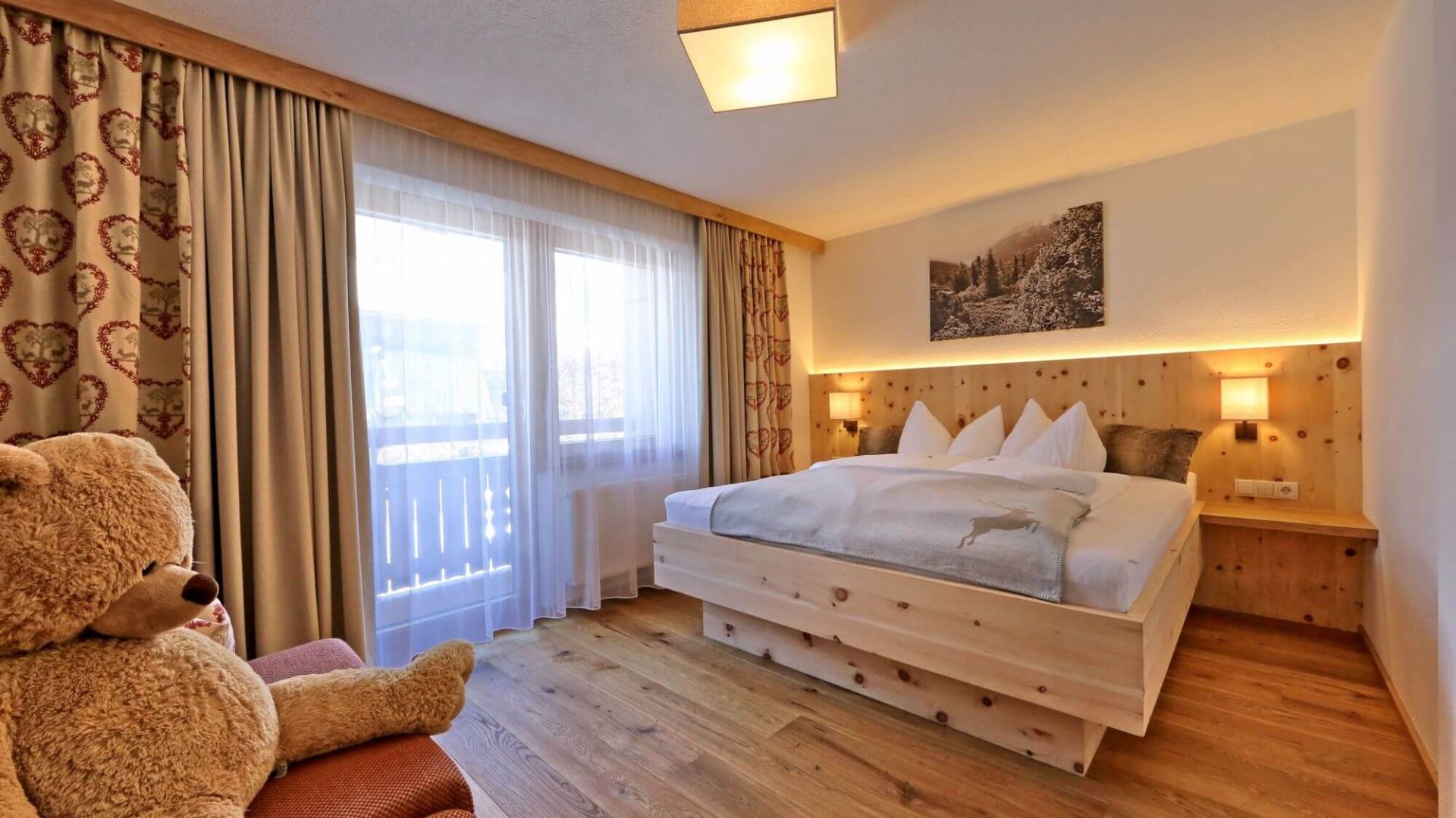 Gemütliches Schlafzimmer mit Zirbenholz